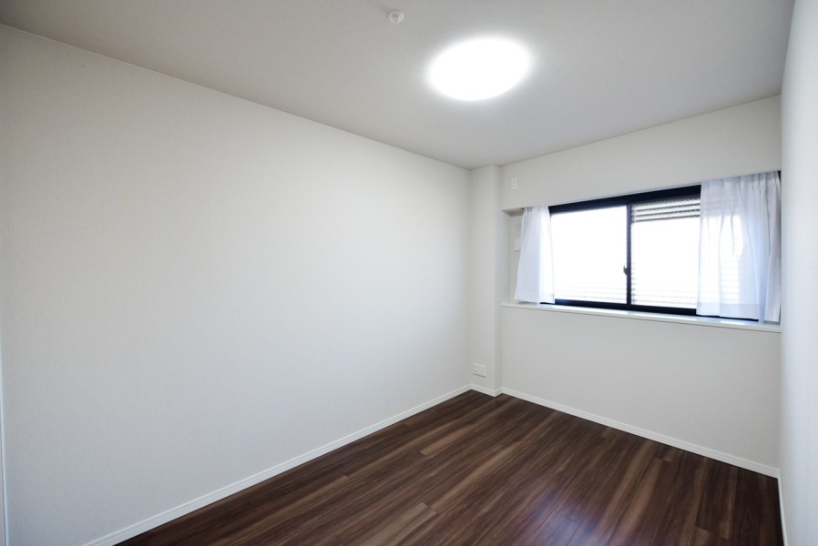 洋室2（約6.9帖）リビングから離れて静かに作業や課題に集中出来ます。ワークスペースや子供部屋としても使いやすい空間です。どのお部屋にも収納が充実していますので、お部屋を有効に使えます。
