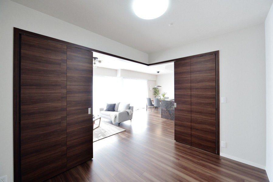 洋室3（約5.5帖）はリビングに隣接しており、拡張リビングとしても使えます。家族構成やライフスタイルに合わせてフレキシブルにご使用いただけます