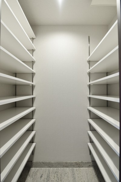 玄関横には大容量のシューズインクローゼットを備え付けています。これだけのスペースがあると、家族の靴もしっかりと収納でき、玄関をすっきりと保てます。