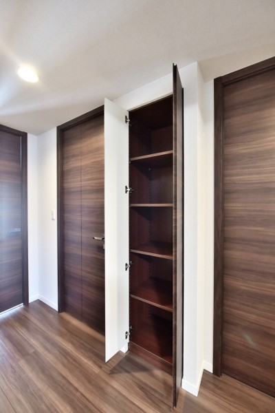 廊下にも収納スペースを設置しています。収納場所に困りがちなお掃除用品や家族共用の物、さっと取り出したいレイングッズなどの収納に便利です。季節ものの家電収納にも役立ちます。