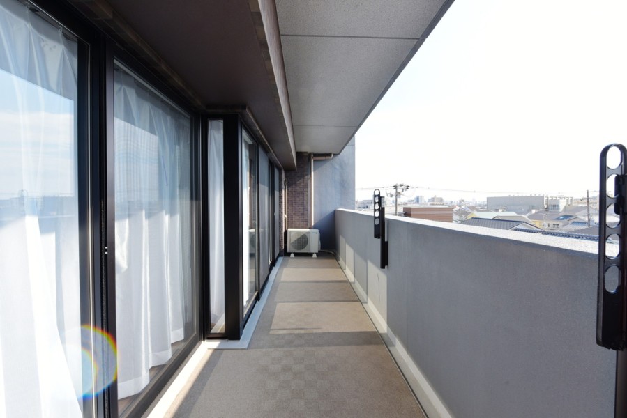 南西向きのバルコニーは優しい光が入りますので、洗濯物もたっぷりと気持ちよく干すことができます。バルコニーにはトランクルームが設置されていますので、アウトドア用品やお子様の外遊びの道具などの収納にも便利です。