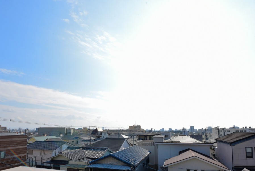 前面を遮る建物はなく、開けた大きな空を眺めることができます。時間と共に変化する大きな空を眺めながら一息つきたくなるような空間です。