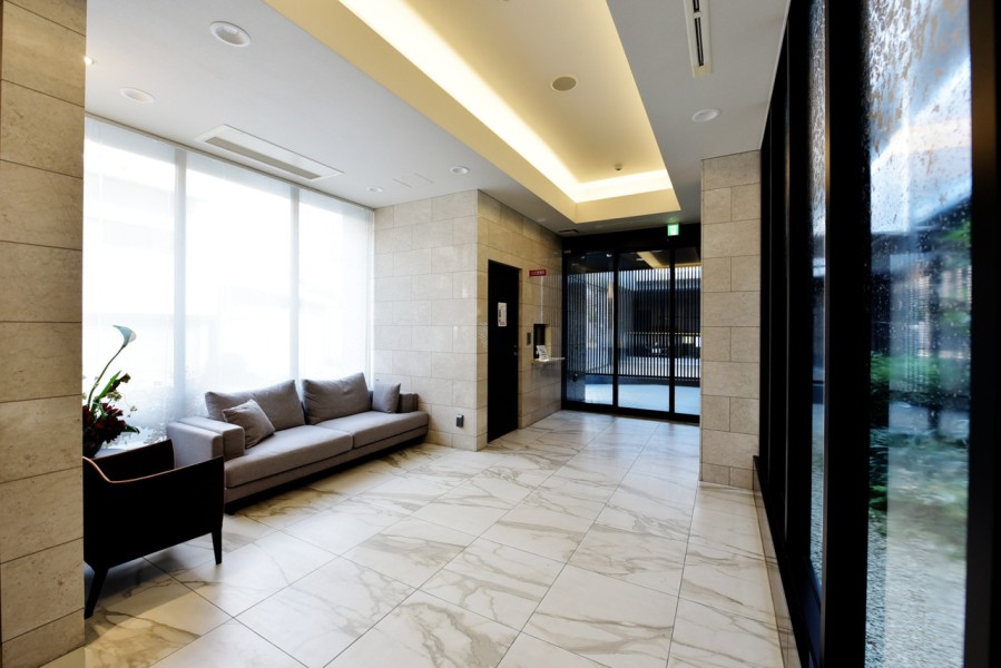 タイルや間接照明、ガラス扉のデザインなど細部にまで高級感があふれるロビーです。気持ちよくゲストをお迎えできる重厚感ある佇まいです。宅配ボックスも完備で、宅配便の受け取りにも便利です。