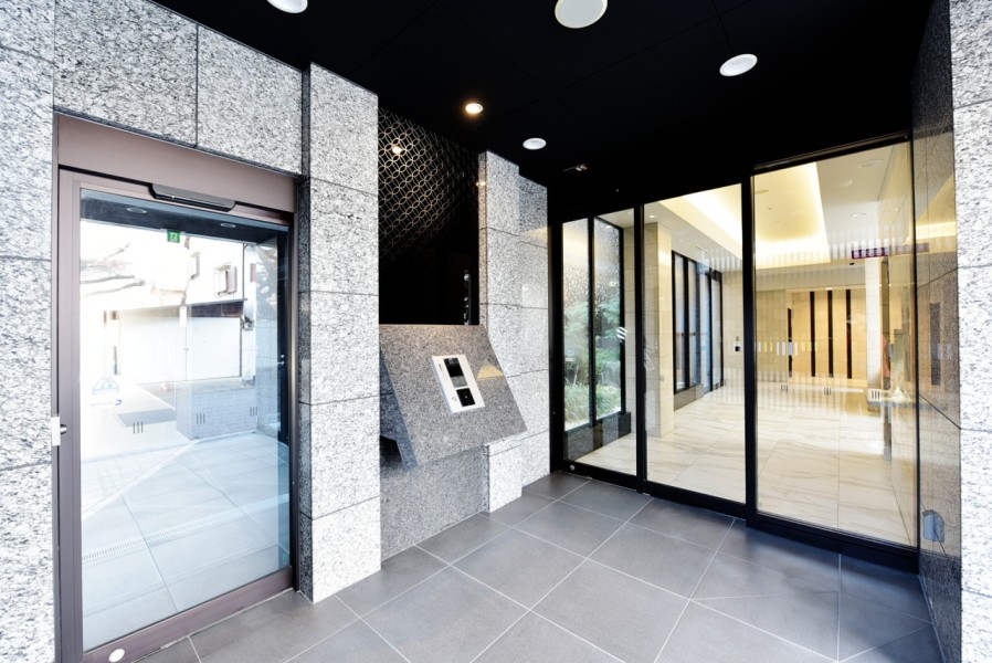 ダークグレーを基調とした外観とエントランスは周辺の落ち付いた街並みに溶け込みながら、その存在感を発揮しています。2016年建築で、管理体制も良好です。ペット飼育可能です。