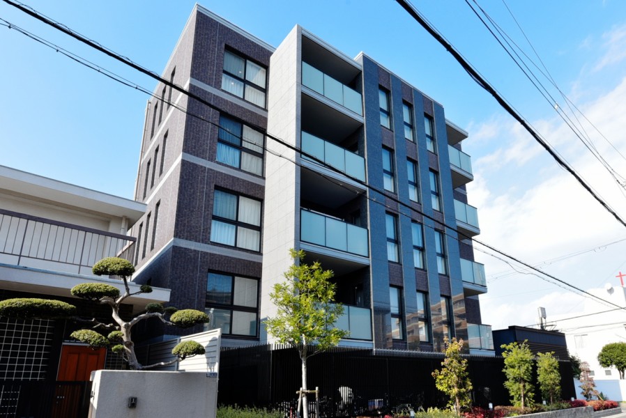 南海高野線帝塚山駅から2分の立地です。古くからの高級住宅地として知られ、帝塚山学院・帝塚山古墳などがあり、歴史を感じる文教エリアです。落ち着きのある街並みが広がっています