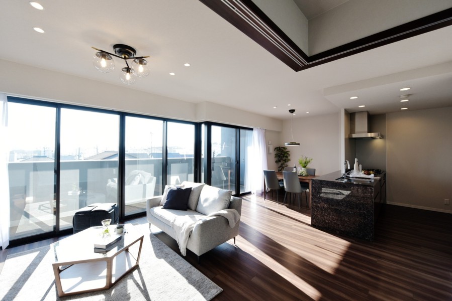 専有面積93.12m²のゆったりとした3LDKです。LDKは約20.8帖となっており、家具の配置もしやすい形です。落ち着きのある高級感のある内装となっています。