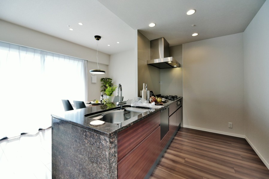 対面式のオープンキッチンですので、家事をしながら家族とのコミュニケーションも取りやすいキッチンです。食器洗浄乾燥機を完備していますので、家事の時短にも役立ちます。