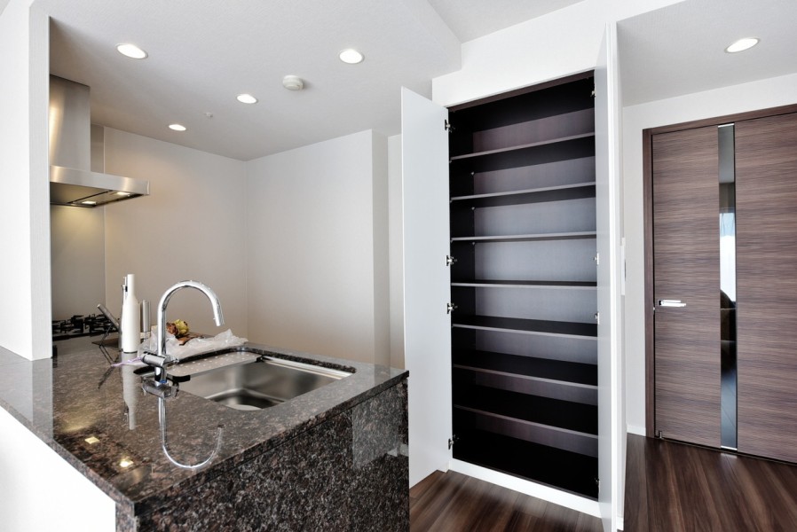 キッチンにも便利な収納を備え付けました。ストックの食品類や、食器類、置場に困りやすい調理家電などもたっぷりと収納できるので、キッチンスペースもすっきりと保つことができます。