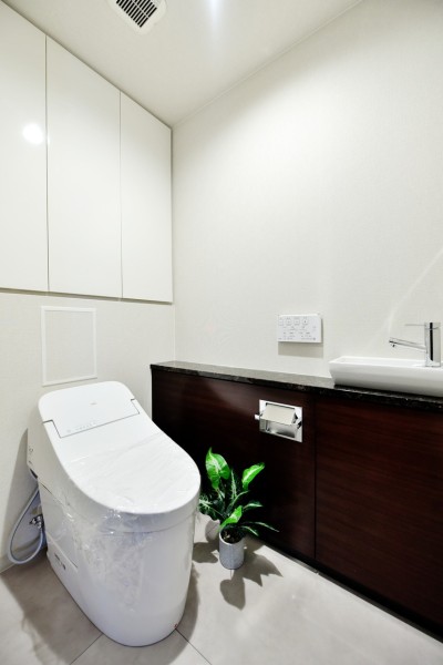 TOTO製ウォシュレット一体型のタンクレストイレを新規交換済みです。手洗いカウンター完備で、手洗いもしやすくなっています。収納もしっかりありますので、空間をすっきりと保つことができます。