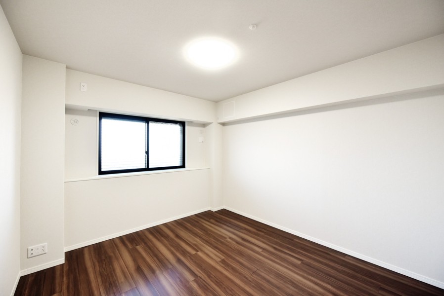 洋室1（約8.0帖）は家具の配置もしやすく、大きなウォークインクローゼットも設置していますので主寝室におすすめです。ゆったりと体と心を休めることができます。