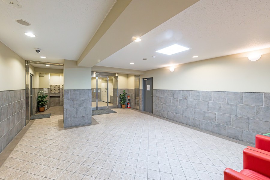 定期的なメンテナンスが行われ綺麗に保たれたエントランスです。平成24年には、共用部大規模修繕工事を実施済です。