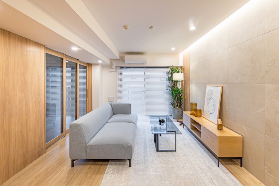 窓からたっぷりの光が差し込み、開放的なリビングダイニングです。上質なフローリングに温もりを感じ、控えめな石の流れ目と仄かに煌めく表面の石調タイルが、より一層気品溢れる空間です。