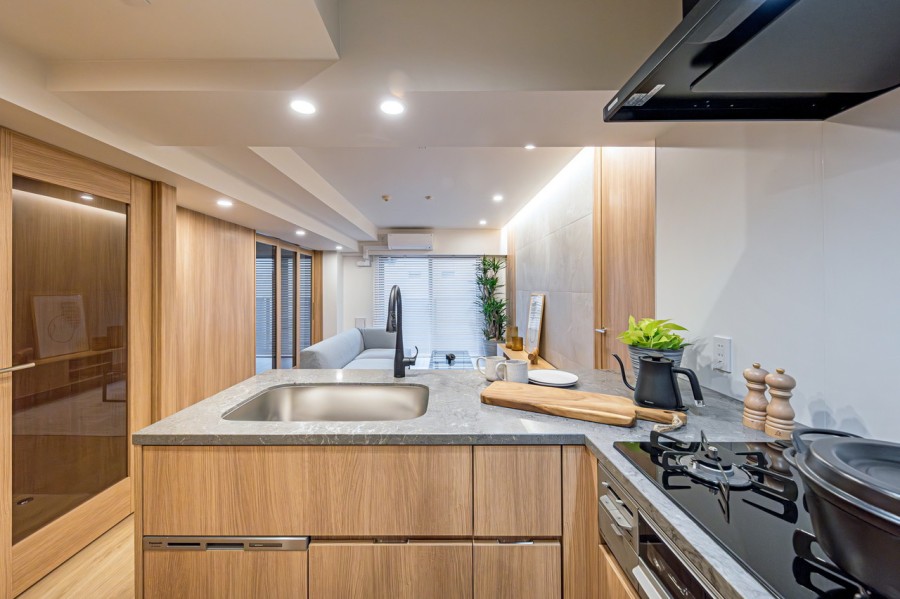 キッチンには間接照明を設置したので、インテリアの一部のようで洗練された空間を醸し出します。天然石の輝くラグジュアリーな天板です