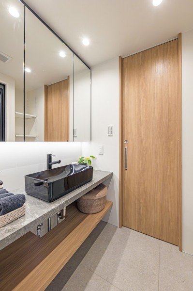 ホテルライクな洗面化粧台は、キッチンと統一感のあるデザインです。スタイリッシュに富んだ、トレンド感もある空間づくりを叶えたスペースです。