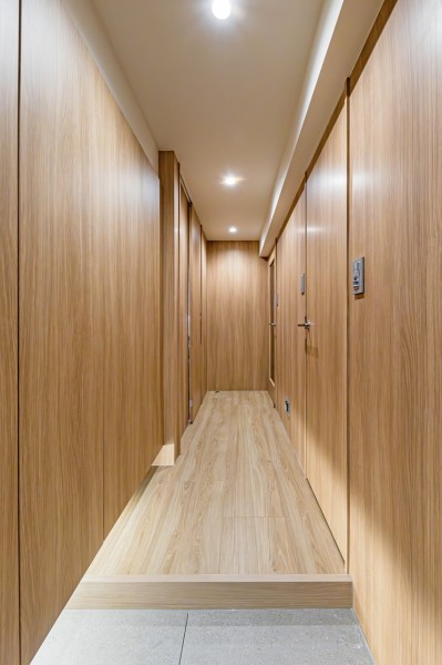 木のぬくもりを感じる気品溢れる玄関です。ダイニングからの光を取り込んだ明るい廊下部分は大切なご家族の「ただいま」「おかえり」が行き交う心温まる空間です。