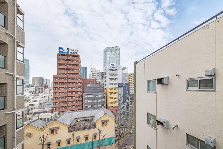 バルコニーからの眺望です。変わりゆく空の色を楽しみながら日々をアップデートできそうです。