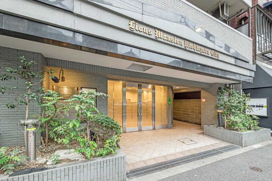 気品溢れるエントランスはゆとりをもった造り。階段がないのでベビーカーやスーツケース等をお使いの際にも安心です。