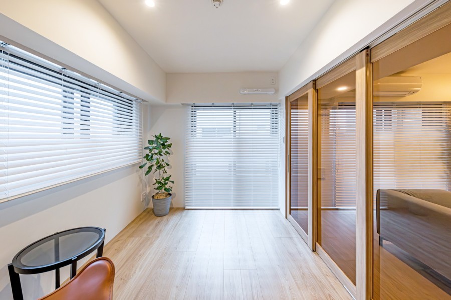 約5.4帖の洋室1は、二面採光で明るく、過ぎゆく時間をのんびりと感じることができる空間です。ガラス戸がライフスタイルをシーム​レスに演出します。