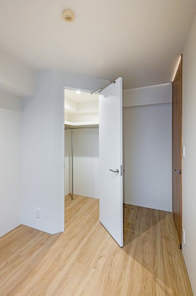 洋室2には頼もしい収納力を誇るウォークインクローゼットを備え付けました。オフシーズンのお洋服や家電などを収納いただけるスペースがございます。