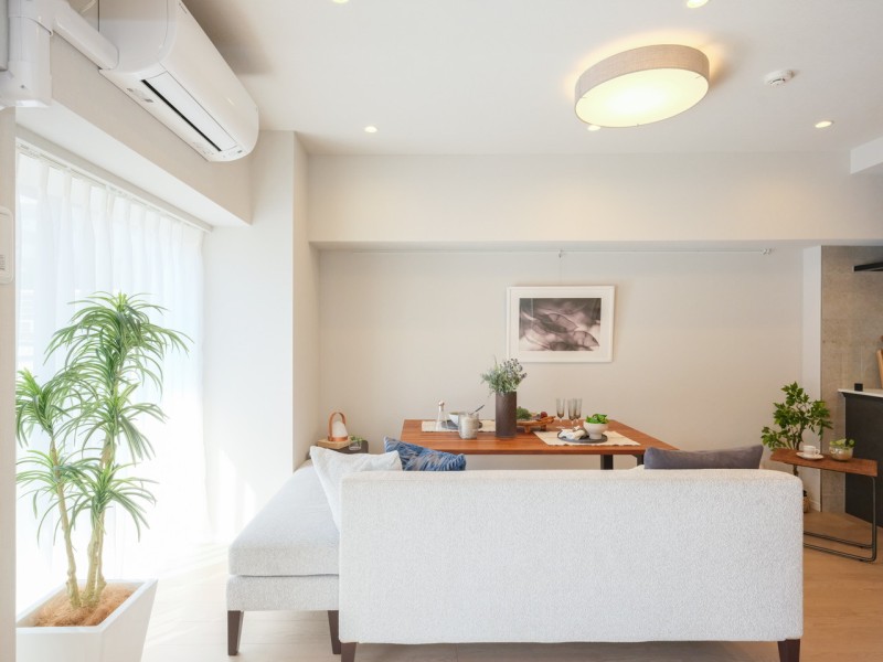 大きな窓からめいっぱいの自然光が降り注ぎ、開放的なリビングダイニングキッチンです。心に余裕をもたらしてくれる居住空間です。