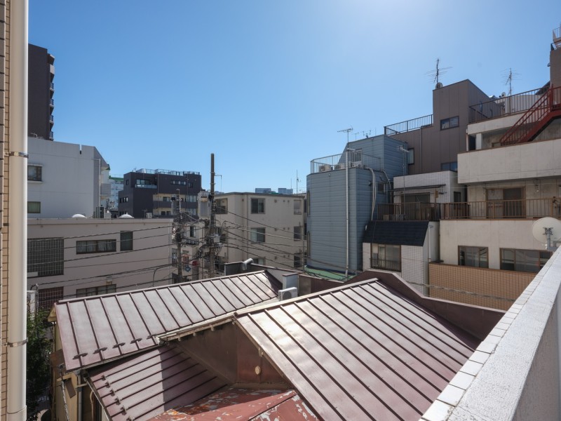 青々とした開けた空を見渡せる開放的な眺望です。