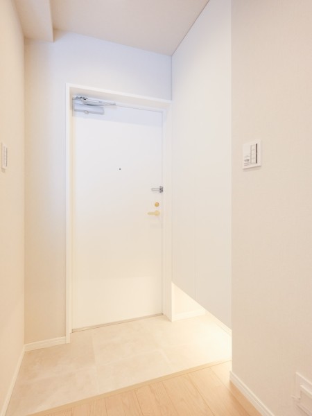 白を基調とした清潔感のある玄関です。フットライトからのびる光が足元を優しく包み込みます。