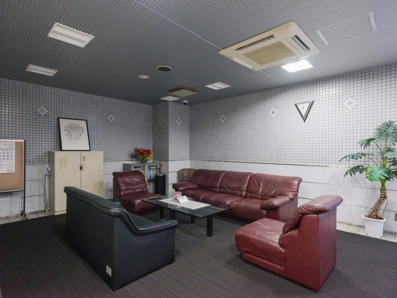 日勤の管理人さんによってお手入れが行き届いた綺麗な共用部分です。