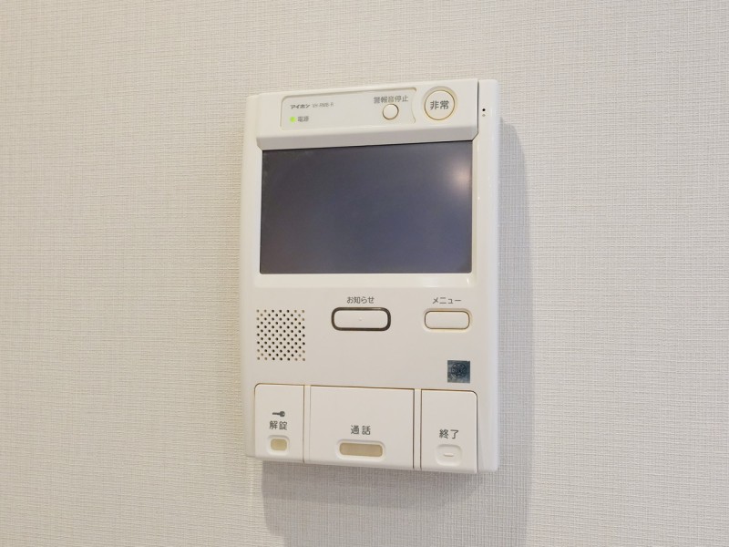 ◆TVモニター付インターホン◆訪ねてきた相手をモニター越しに確認でき、防犯対策に役立ちます。インターホン越しに話をすることが可能です。