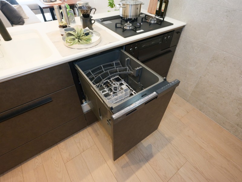 ◆食器洗浄乾燥機◆家事の時間を短縮できる優れもの。さらに節水・節約を同時に行うことができるので、大変人気があり重宝します。