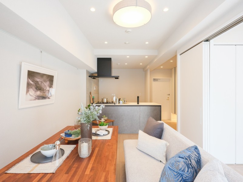 リビングの壁にはピクチャーレールがあるので、壁を傷つける心配なくお気に入りのアートやグリーンを飾りインテリアを楽しめます。