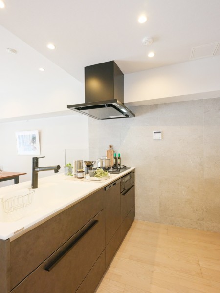 リビングにいるご家族とおしゃべりしながら家事ができるトクラス製のオープンキッチンを採用しました。食の幸せをうんと育めるスペースです。