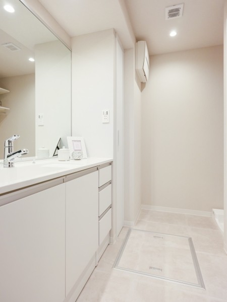 Panasonic製の収納豊富な洗面化粧台です。三面鏡は身だしなみチェックや、鏡裏の収納も便利です。