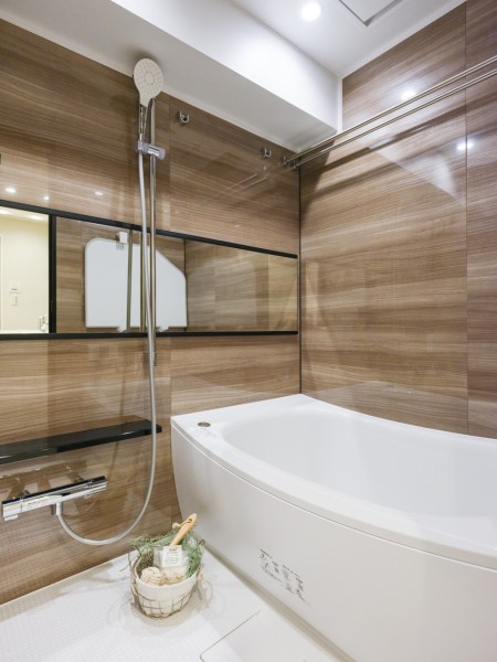 光沢のある木目調パネルが美しいバスルームです。暖房・涼風・換気・乾燥機能付きで1年中快適なバスタイムをお楽しみいただけます。