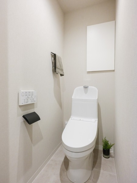毎日使う場所だからこそ、清潔感と使いやすさを考慮したレストルーム。優れた節水効果や汚れが付きにくい便座など、ほしかった機能が揃ったウォシュレット一体型トイレです。