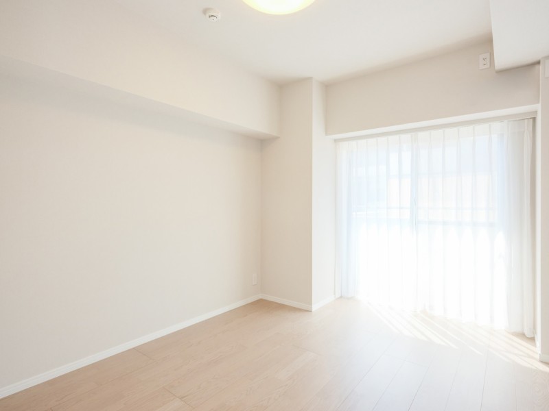 穏やかな自然光が注がれる居心地の良い約5.7帖の洋室1です。窓も大きく、陽当たり・通風に優れたお部屋です。