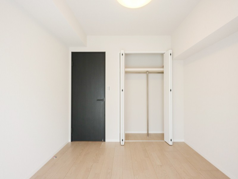 洋室1は廊下からアクセスする独立性の高いお部屋。プライベートな空間で、過ぎゆく時間をのびのびとお過ごしいただけます