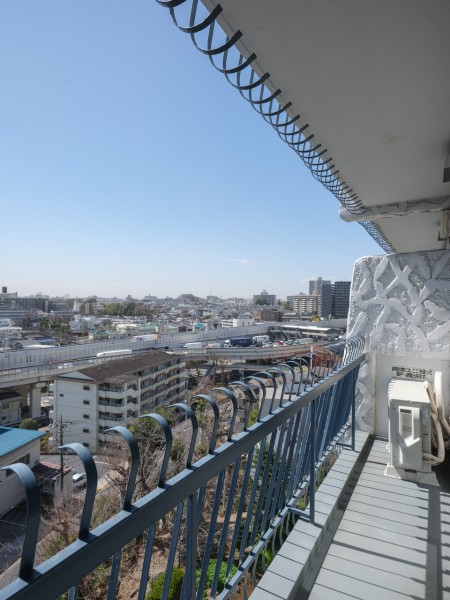 南西向きで採光の取れたバルコニーです。暮らしの中で大切な光と風を演出してくれる居心地の良い空間です。爽やかな風を感じながらのリフレッシュタイムもいいいですね。