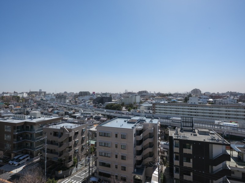 高台からの開放的な眺望を楽しむことができます。都会の喧騒を忘れられるような胸のすくパノラマビューに、凛とした空気が流れ込みます。