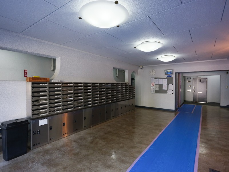 日勤の管理人さんによって整えられたエントランスです。清掃が行き届いた様子から管理体制の良さが伺えます。