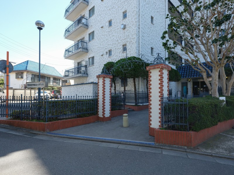 志村小学校まで徒歩1分、城山幼稚園まで徒歩2分の立地。徒歩5分圏内に緑豊かな志村城山公園や城山熊野神社など、休日のお散歩コースも充実した住環境となっています。