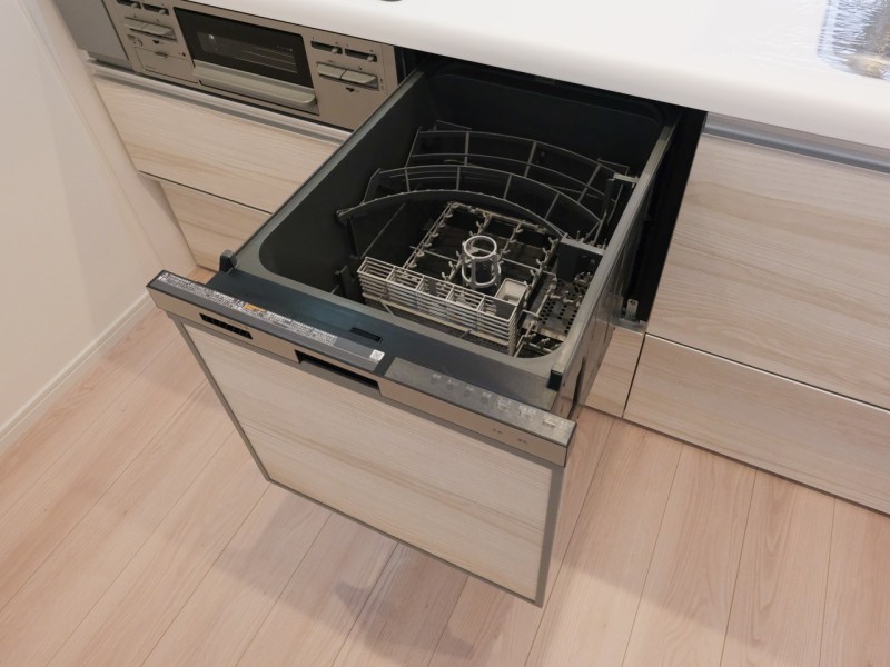 ◆食器洗浄乾燥機◆家事の時間を短縮できる優れもの。さらに節水・節約を同時に行うことができるので、大変人気があり重宝します。