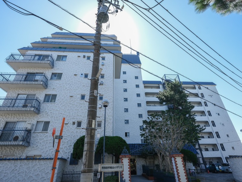 志村城跡地に隣接した高台に佇む総戸数109戸の大規模マンションです。『志村三丁目』駅徒歩６分『志村坂上』駅徒歩９分の利便性・住環境に優れた立地です。