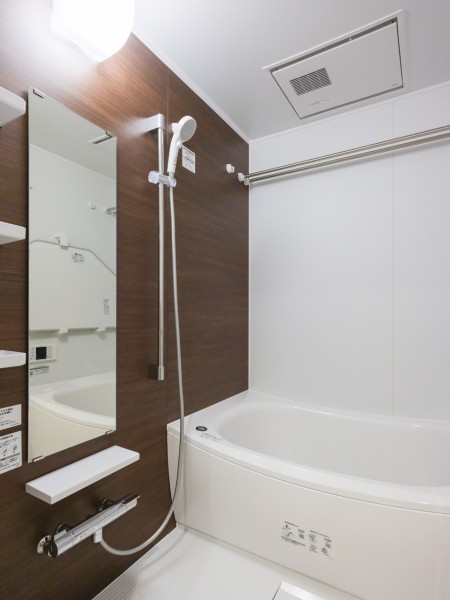 毎日のバスタイムを贅沢に、豊かにしてくれるバスルームです。暖房・涼風・換気・乾燥機能付きで1年中快適なバスタイムをお楽しみいただけます。