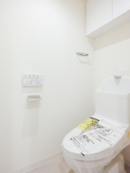 レストルームも上品さが宿る安らぎのスペースに仕上がりました。優れた節水効果や汚れが付きにくい便座など、ほしかった機能が揃ったウォシュレット一体型トイレです。