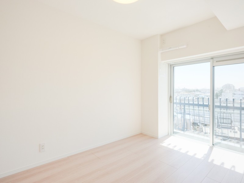 バルコニーに面した開放的な洋室1です。凹凸が少なく、ベッドなどの大きな家具も配置しやすいお部屋です。