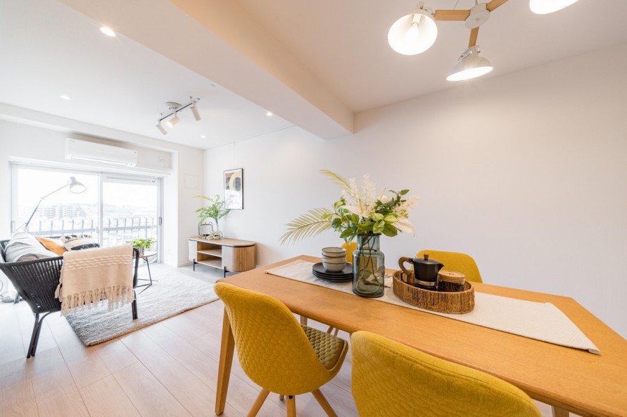 心地よい陽光が降り注ぐ明るいリビングダイニングです。木のぬくもりを感じるナチュラルテイストのお部屋は、明日への活力を養うことができる居心地の良い空間です。