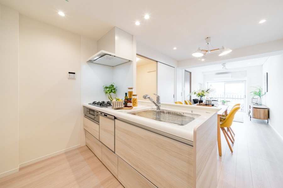 お部屋の雰囲気に溶け込む、開放感あるオープンキッチンです。三口コンロ、食洗器付き。コンロ側は壁付けになっているため、油跳ねなどのお手入れもラクラクです♪