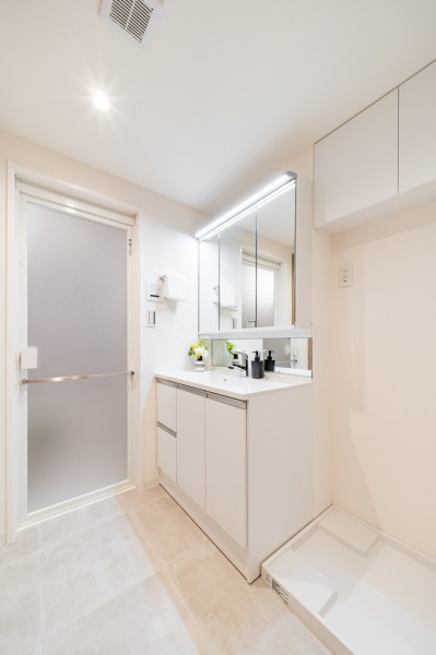 身支度の時間をも快適に彩る、美しく空間に溶け込む洗面化粧台です。こまごまとした物が多くなりがちな洗面室には収納棚や三面鏡裏、足元のキャビネットなど収納スペースがたっぷりです。