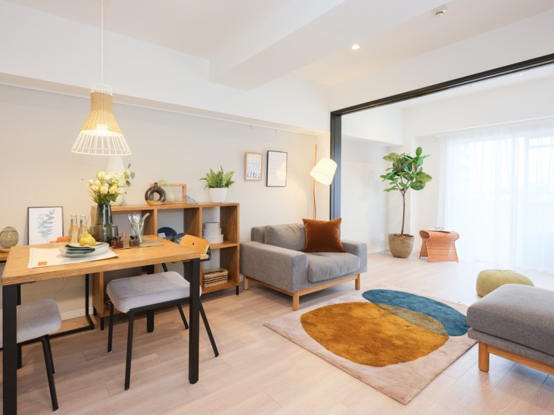 光と風が溢れる開放的なリビングダイニングキッチンです。南向きの窓から明るい自然光が降り注ぎ、彩り豊かな暮らしを演出します。