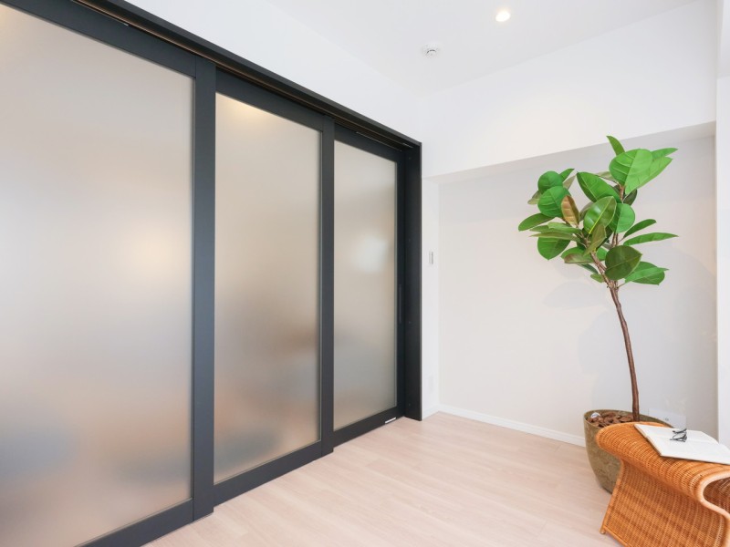 リビングと洋室2を仕切る扉は、ライフスタイルをシームレスにするガラス扉を用いました。陽光をリビングにも取り込むことが可能です。